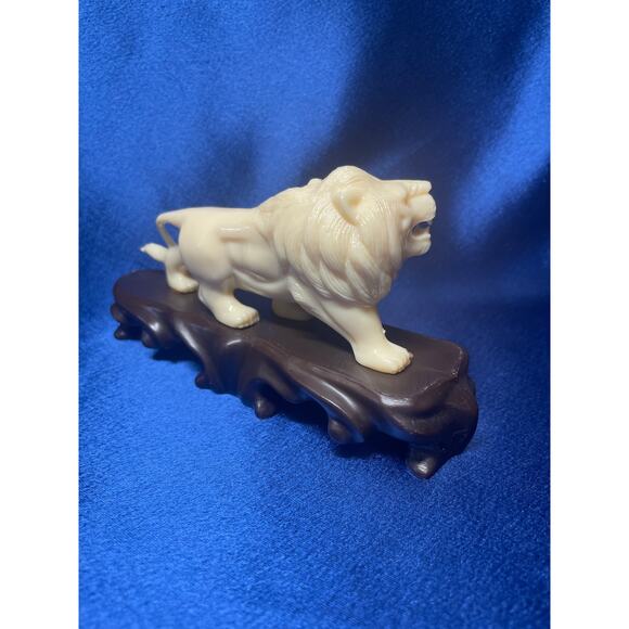 Vintage Vita Heavy Plastic White Lion on Brown Base - Picture 4 of 10